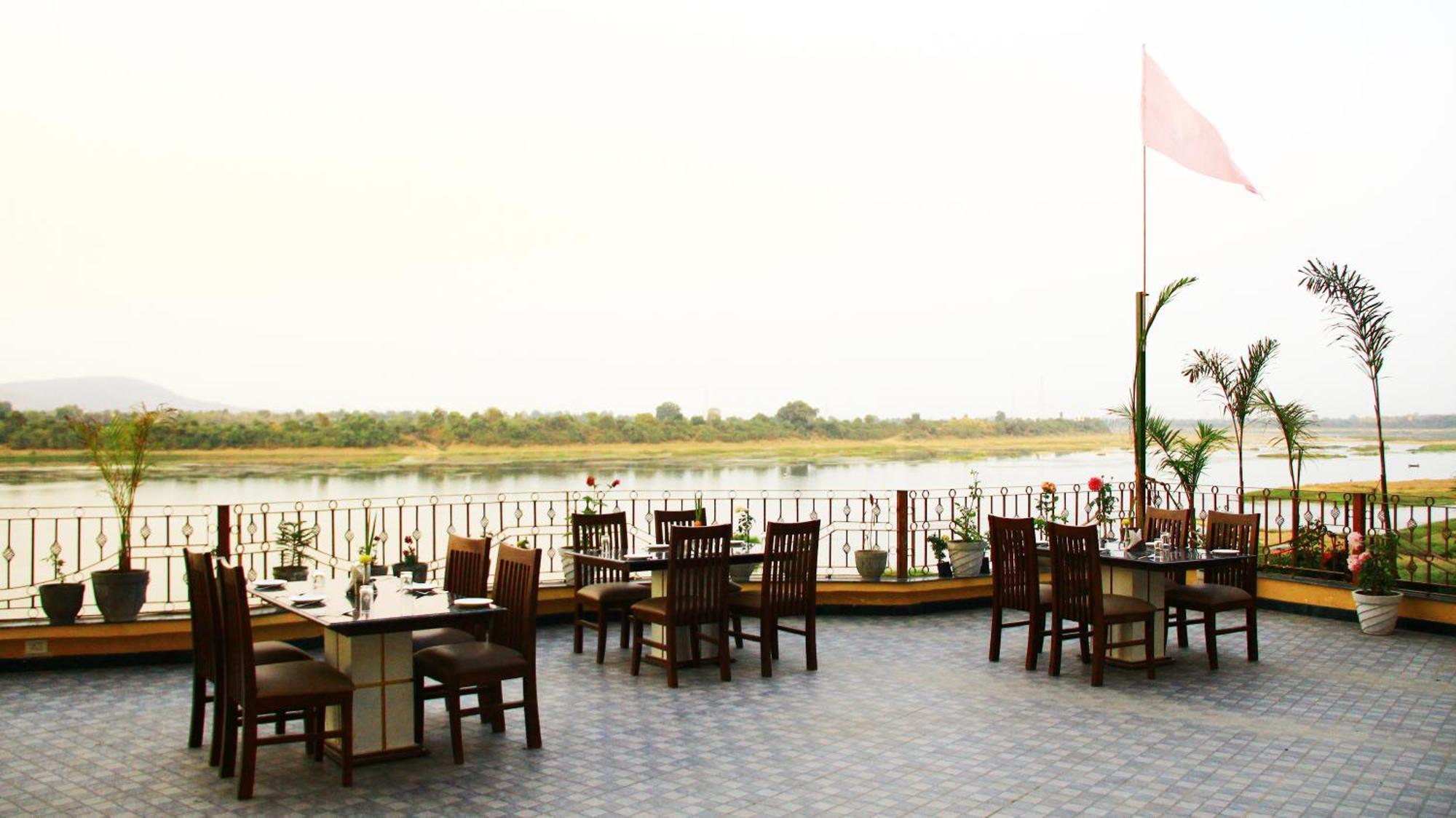 Treehouse Narmade A Riverfront Resort & Spa Narmadapuram Hoshangabad Экстерьер фото